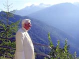 Понтифик, находящийся на отдыхе в северо-итальянском горном местечке Ле-Комб, выразил накануне надежду, что насилие и терроризм в мире будут преодолены
