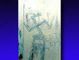 По словам председателя Днепропетровской общины, "антисемиты сделали все, чтобы эти надписи были хорошо видны со всех точек - и пешеходам, и проезжающим мимо пассажирам городского транспорта"