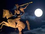Ночью россияне, а также жители некоторых стран Европы, наблюдали необычную по размеру Луну. Спутник Земли, после полуночи (на европейской части России) появившийся вблизи горизонта, выглядел фантастично Ночью россияне, а также жители некоторых стран Европы, наблюдали необычную по размеру Луну. Спутник Земли, после полуночи (на европейской части России) появившийся вблизи горизонта, выглядел фантастично