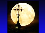 Гигантская луна на фоне Новодевичьево монастыря в Москве