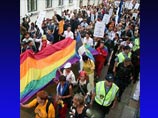 В субботу в Риге впервые прошел парад представителей сексуальных меньшинств. Большая часть участников парада была из-за рубежа. За шествием, в котором принимали участие несколько десятков человек, наблюдала тысячная толпа