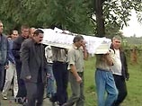 В минувшую пятницу в Беслане родители похоронили неопознанные останки жертв сентябрьского теракта. Никто из официальных лиц не посчитал нужным появиться В минувшую пятницу в Беслане родители похоронили неопознанные останки жертв сентябрьского теракта. Никто из официальных лиц не посчитал нужным появиться