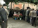 Очевидцы рассказывают, что общий гроб с безымянными останками всколыхнул эмоции, женщины начали рыдать, потеряла сознание беженка из Чечни Александра Смирнова, похоронившая в Беслане двух внучек Очевидцы рассказывают, что общий гроб с безымянными останками всколыхнул эмоции, женщины начали рыдать, потеряла сознание беженка из Чечни Александра Смирнова, похоронившая в Беслане двух внучек
