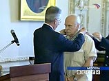 Известному российскому театральному режиссеру Петру Фоменко посол Франции в Москве Жан Каде вручил орден Командора искусств и словесности Известному российскому театральному режиссеру Петру Фоменко посол Франции в Москве Жан Каде вручил орден Командора искусств и словесности