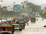 слухи о прорыве дамбы и о якобы вышедших из берегов реках распространились во второй половине дня в четверг на северных окраинах Мумбаи