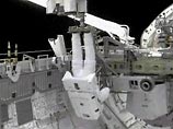 Астронавты закончили в открытом космосе пробный ремонт обшивки Discovery Астронавты закончили в открытом космосе пробный ремонт обшивки Discovery