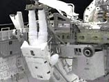 По данным NASA, на шаттле Discovery зафиксировано около 25 сколов теплозащитной плитки корабля