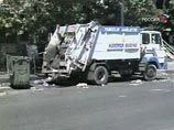 По уточненным данным, ранения получили восемь человек, включая двух иностранцев. Предположительно, взрывные устройства были заложены в урнах для мусора По уточненным данным, ранения получили восемь человек, включая двух иностранцев. Предположительно, взрывные устройства были заложены в урнах для мусора