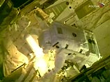 В среду Стивену Робинсону впервые в истории удалось отремонтировать обшивку шаттла в открытом космосе. Астронавт удалил заполнители между теплозащитными плитками поверхности челнока