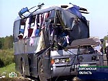 В результате столкновения автобус, в котором находились 37 пассажиров и два водителя, перевернулся на бок и упал на обочину