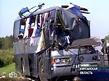 В результате столкновения автобус, в котором находились 37 пассажиров и два водителя, перевернулся на бок и упал на обочину В результате столкновения автобус, в котором находились 37 пассажиров и два водителя, перевернулся на бок и упал на обочину