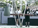 Ровно в 8 часов 15 минут (3:15 мск) десятки тысяч людей, собравшихся в Мемориальном парке мира, склонили головы в память о жертвах первого в мире применения ядерного оружия