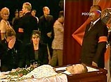 К гробу с телом безвременно погибшего губернатора, где выставлен почетный караул, нескончаемым потоком идут люди. Во Дворце спорта море цветов