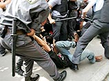 ОМОН задержал активистов АКМ, устроивших акцию протеста у здания Генпрокуратуры (ФОТО) ОМОН задержал активистов АКМ, устроивших акцию протеста у здания Генпрокуратуры (ФОТО)