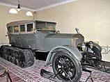 Первый Rolls Royce модели Silver Ghost для Ленина купили в 1922 году за 1850 фунтов стерлингов. Владимир Ильич катался на ней до 1924 года. Второй Rolls Royce имел уникальную комплектацию - вместо задних колес у этого Rolls-Royce - резиновые гусеницы