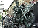 Фанаты отмечают 15 лет со дня гибели Виктора Цоя: памятник ему установят в Москве в 2006 году Фанаты отмечают 15 лет со дня гибели Виктора Цоя: памятник ему установят в Москве в 2006 году