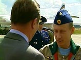 Рукопожатие Владимира Путина и Сергея Иванова перед полетом Рукопожатие Владимира Путина и Сергея Иванова перед полетом