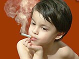 Курильщики физически "приобщают" своих детей к вредной привычке 