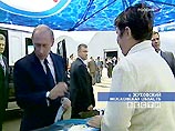 Переезжая от одного павильона к другому, Путин остановил президентский кортеж около ларька с мороженым. Президент недолго выбирал из имеющегося ассортимента и остановился на клубничном и шоколадном рожке компании Nestle