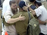 Неве-Декалим. Утро 18 августа 2005 года. Солдаты молятся вместе с поселенцами Неве-Декалим. Утро 18 августа 2005 года. Солдаты молятся вместе с поселенцами