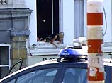 Бельгийская полиция рано утром в пятницу взяла штурмом дом в центре Брюсселя, где некий Фарид Бамухаммад по прозвищу "Бешеный" удерживал в качестве заложников двух женщин - членов семьи своей бывшей жены Бельгийская полиция рано утром в пятницу взяла штурмом дом в центре Брюсселя, где некий Фарид Бамухаммад по прозвищу "Бешеный" удерживал в качестве заложников двух женщин - членов семьи своей бывшей жены