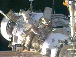 Космонавты Сергей Крикалев и Джон Филипс завершили работу в открытом космосе и в 3:59 по московскому времени пятницы вернулись на борт МКС, проработав в открытом космосе без одной минуты пять часов вместо запланированных шести Космонавты Сергей Крикалев и Джон Филипс завершили работу в открытом космосе и в 3:59 по московскому времени пятницы вернулись на борт МКС, проработав в открытом космосе без одной минуты пять часов вместо запланированных шести