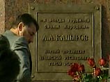 Он изображен в полный рост в папахе. Высота бронзового памятника работы Зураба Церетели 3,5 метра Он изображен в полный рост в папахе. Высота бронзового памятника работы Зураба Церетели 3,5 метра