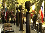 Председатель политсовета СПС Никита Белых и активисты партии пришли на Ваганьковское кладбище почтить память и возложить венки и цветы к могилам погибших в дни августовского путча 1991 года Дмитрия Комаря, Ильи Кричевского и Владимира Усова Председатель политсовета СПС Никита Белых и активисты партии пришли на Ваганьковское кладбище почтить память и возложить венки и цветы к могилам погибших в дни августовского путча 1991 года Дмитрия Комаря, Ильи Кричевского и Владимира Усова