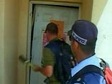Многие из этих поселений опустели еще в пятницу, однако, солдаты проводили детальные проверки от дома к дому и вручали повестки об эвакуации остававшимся жителям и противникам размежевания Многие из этих поселений опустели еще в пятницу, однако, солдаты проводили детальные проверки от дома к дому и вручали повестки об эвакуации остававшимся жителям и противникам размежевания
