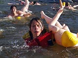 Любителей поплавать на резиновых женщинах с каждым годом становится все больше