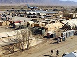 По данным прокуратуры, в декабре 2002 года во время службы на авиабазе Баграм в Афганистане Уоллс наблюдал за тем, как его бывшая коллега сержант Селена Салсидо таскала заключенного по имени Дилавар за ухо По данным прокуратуры, в декабре 2002 года во время службы на авиабазе Баграм в Афганистане Уоллс наблюдал за тем, как его бывшая коллега сержант Селена Салсидо таскала заключенного по имени Дилавар за ухо