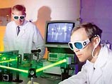 Установка получила название High Energy Laser Area Defense System (HELLADS) - высокоэнергетичная лазерная система локальной обороны, ее вес составляет всего 750 килограмм, габариты - не крупнее большого холодильника Установка получила название High Energy Laser Area Defense System (HELLADS) - высокоэнергетичная лазерная система локальной обороны, ее вес составляет всего 750 килограмм, габариты - не крупнее большого холодильника