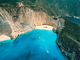 В четверг депутат греческого парламента призвал к экстрадиции британских туристов, заснятых камерами наблюдения во время занятий сексом в барах и на пляжах острова Закинтос