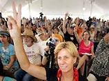 Тысячи сторонников и противников президента Соединенных Штатов Америки Джорджа Буша собрались у его ранчо в Техасе