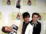 Больше всего наград получила группа Green Day, исполняющая свои произведения в стиле панк-рок, завоевав семь премий в 8 номинациях, где она была представлена. В частности, группа победила в номинации "Клип года" ("Boulevard of Broken Dreams")