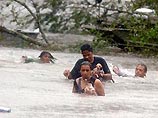 Вода стоит так высоко, что катера плавают по улицам. Повсюду широкомасштабные разрушения Вода стоит так высоко, что катера плавают по улицам. Повсюду широкомасштабные разрушения