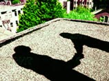 Тела погибших лежали возле здания, на верхушке рядом стоящего дерева был сломан сук - по версии следствия, перед прыжком из здания девушки взялись за руки, однако при падении напоролись на сук и руки разжали. Тела погибших лежали возле здания, на верхушке рядом стоящего дерева был сломан сук - по версии следствия, перед прыжком из здания девушки взялись за руки, однако при падении напоролись на сук и руки разжали.