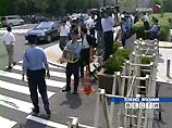 Перед этим она попыталась на автомобиле проехать на территорию резиденции премьера и была остановлена охраной Перед этим она попыталась на автомобиле проехать на территорию резиденции премьера и была остановлена охраной