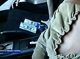 Получив деньги, полковник передал их своей сообщнице - ее сразу же задержали оперативники. Однако самого Рамазанова, который скрылся, удалось арестовать только спустя несколько часов Получив деньги, полковник передал их своей сообщнице - ее сразу же задержали оперативники. Однако самого Рамазанова, который скрылся, удалось арестовать только спустя несколько часов