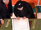 Однако, несмотря на всестороннее давление, сунниты, опасающиеся, что нынешний проект конституции может привести к распаду Ирака, отказались от 75 млн долларов и не поставили свои подписи под документом