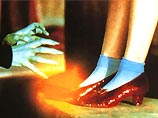 Одна из пар туфель, которые актриса носила на съемках фильма, пропала из музея в Гранд-Рапидсе, где разместилась экспозиция музея Джуди Гарланд