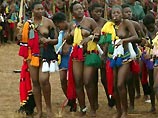 Каждая надеялась стать его 13-й женой и новой королевой - такова суть традиционной ежегодной церемонии, известной как Umhlanga или "Танец тростника"