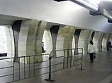С множественными ушибами лица они были доставлены в травмопункт станции метро, а после оказания помощи отпущены С множественными ушибами лица они были доставлены в травмопункт станции метро, а после оказания помощи отпущены
