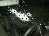 В Дагестане в ночь на вторник на трассе Ростов-Баку неизвестные расстреляли милицейскую машину "Жигули" 10-й модели, в которой находились 3 сотрудника милиции