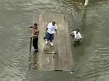 Спасательные работы и извлечение тел жертв стихийного бедствия в Новом Орлеане все еще затруднены высоким уровнем воды во многих кварталах города