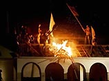 Палестинцы подожгли синагогу в бывшем еврейском поселении Мораг в секторе Газа, сообщает АР Палестинцы подожгли синагогу в бывшем еврейском поселении Мораг в секторе Газа, сообщает АР