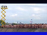 Продолжается серия арт-проектов в стиле "ню" известного нью-йоркского фотографа Спенсера Таника. На этот раз под объективом авангардиста во имя искусства обнажились около полутора тысяч мужчин и женщин во французском Лионе Продолжается серия арт-проектов в стиле "ню" известного нью-йоркского фотографа Спенсера Таника. На этот раз под объективом авангардиста во имя искусства обнажились около полутора тысяч мужчин и женщин во французском Лионе