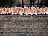 Как и в предыдущие фотосессии, добровольцы всех возрастов, в основном лионцы, избавились от одежды рано на рассвете. Съемки проходили в лионском порту Как и в предыдущие фотосессии, добровольцы всех возрастов, в основном лионцы, избавились от одежды рано на рассвете. Съемки проходили в лионском порту