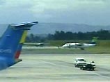 На юге Колумбии угнан самолет с 20 пассажирами и 5 членами экипажа на борту, сообщает в понедельник AFP со ссылкой на военные источники