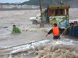 По предварительным данным, в результате стихии по крайней мере 14 человек погибли и восемь человек числятся пропавшими без вести в восточной китайской провинции , который обрушился на побережье страны, сообщает во вторник газета China Daily